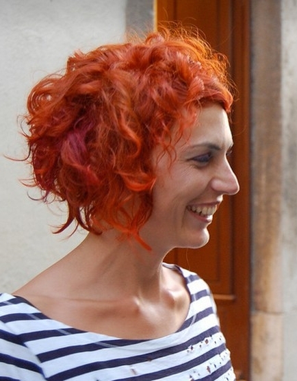 fryzury krótkie, bok fryzury, rude włosy kręcone plus fajne czerwone pasemka, uczesanie damskie zdjęcie numer 81